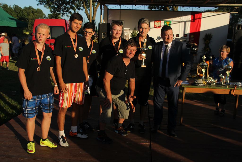 Mieszkańcy gminy Ruja bawią sie na dożynkach w Tyńcu