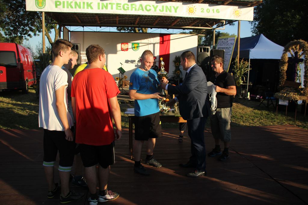 Mieszkańcy gminy Ruja bawią sie na dożynkach w Tyńcu