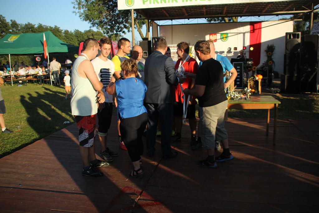 Mieszkańcy gminy Ruja bawią sie na dożynkach w Tyńcu