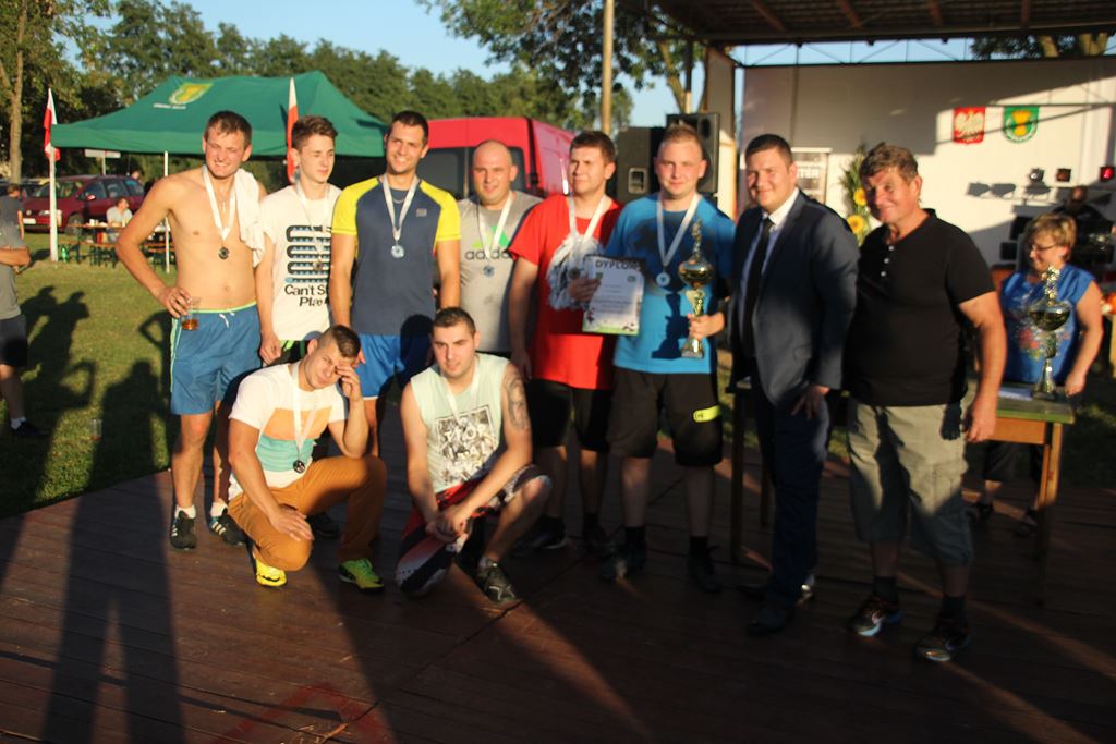 Mieszkańcy gminy Ruja bawią sie na dożynkach w Tyńcu