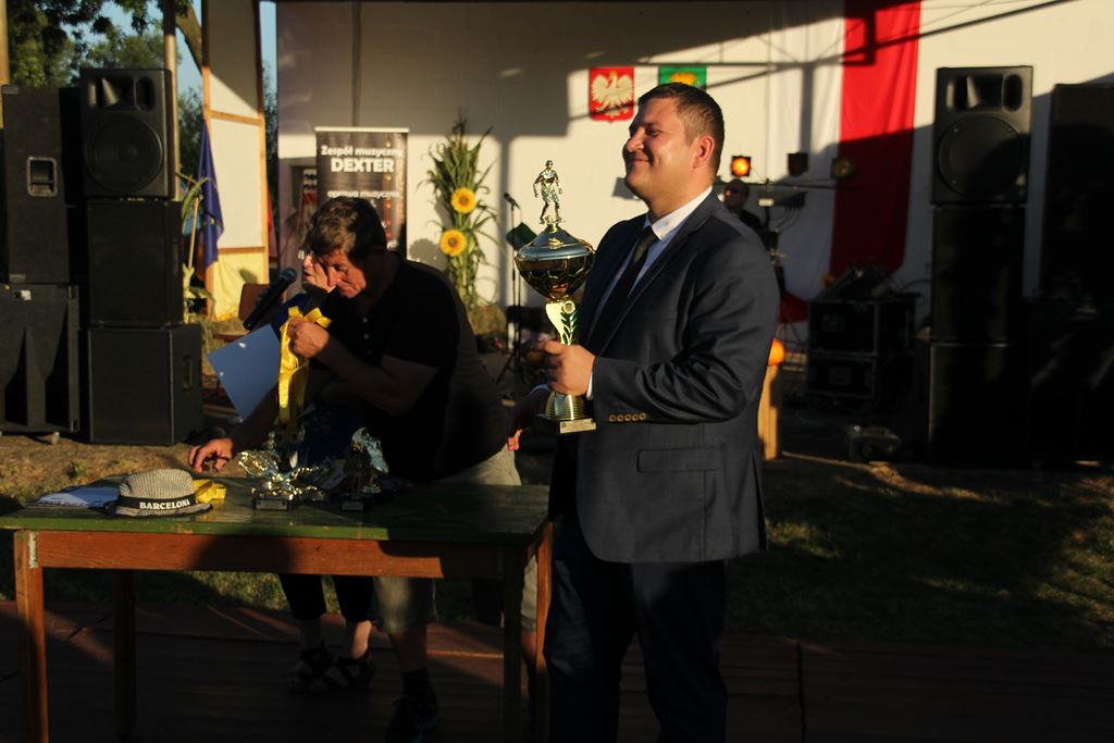 Mieszkańcy gminy Ruja bawią sie na dożynkach w Tyńcu