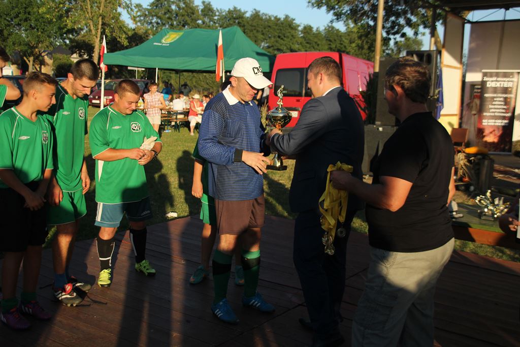 Mieszkańcy gminy Ruja bawią sie na dożynkach w Tyńcu