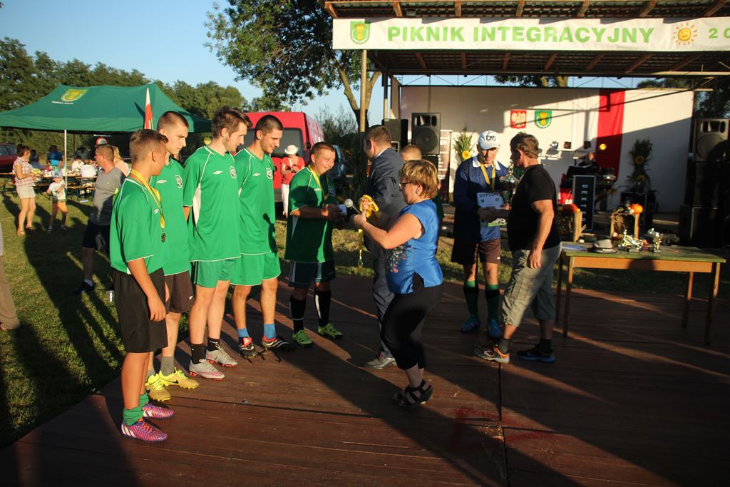 Mieszkańcy gminy Ruja bawią sie na dożynkach w Tyńcu