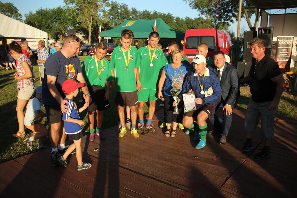 Mieszkańcy gminy Ruja bawią sie na dożynkach w Tyńcu