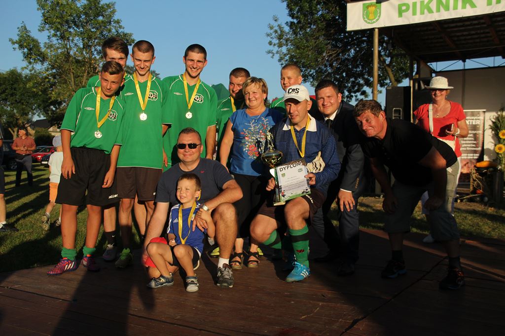 Mieszkańcy gminy Ruja bawią sie na dożynkach w Tyńcu