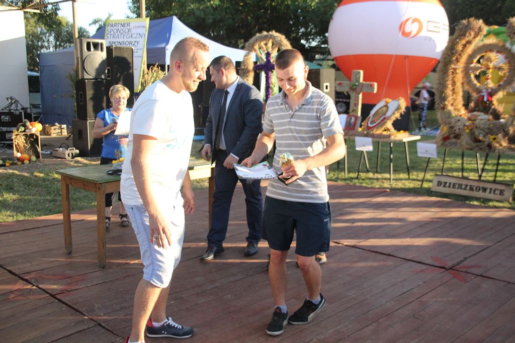 Mieszkańcy gminy Ruja bawią sie na dożynkach w Tyńcu