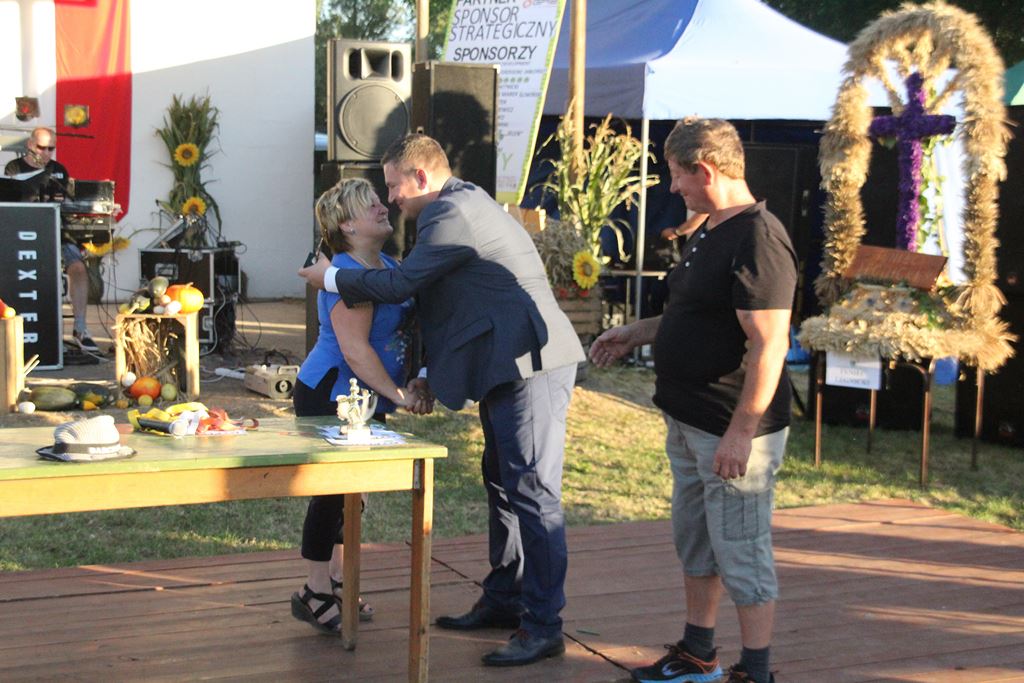 Mieszkańcy gminy Ruja bawią sie na dożynkach w Tyńcu