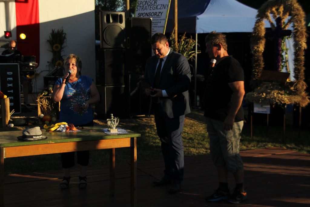 Mieszkańcy gminy Ruja bawią sie na dożynkach w Tyńcu