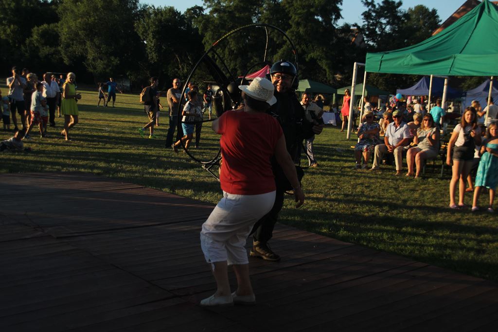 Mieszkańcy gminy Ruja bawią sie na dożynkach w Tyńcu
