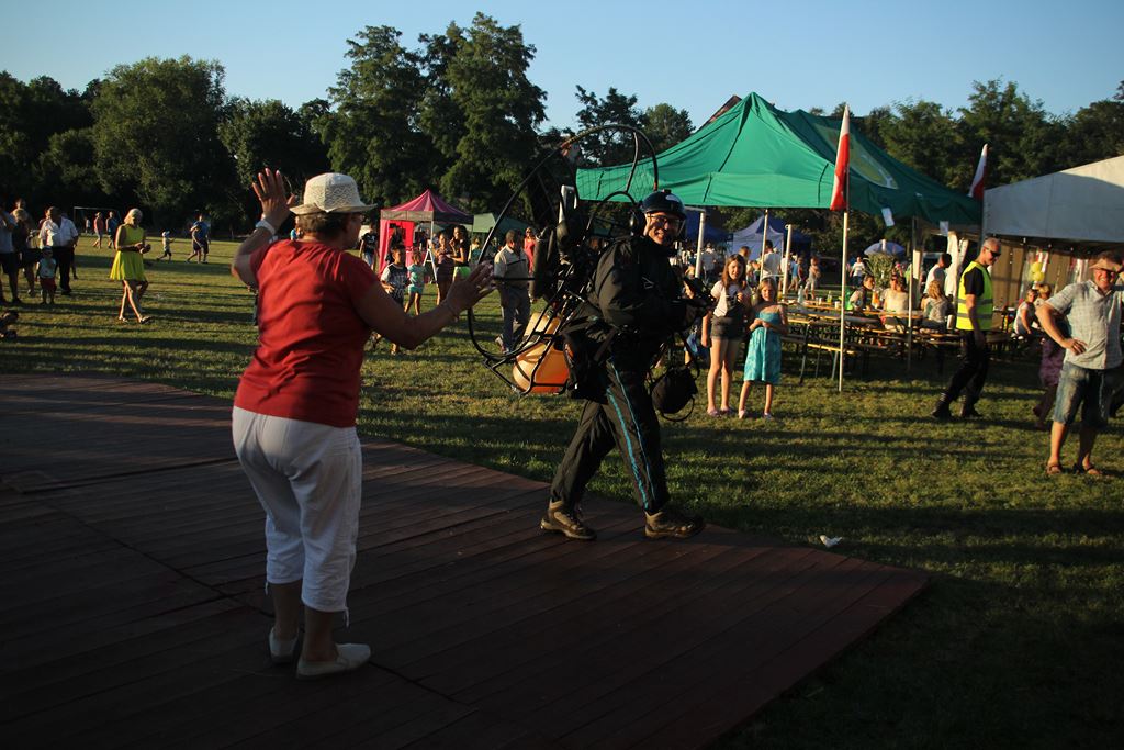 Mieszkańcy gminy Ruja bawią sie na dożynkach w Tyńcu