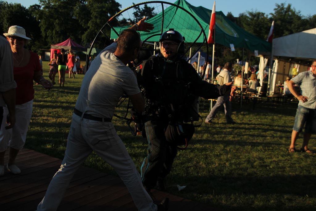 Mieszkańcy gminy Ruja bawią sie na dożynkach w Tyńcu