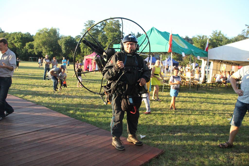 Mieszkańcy gminy Ruja bawią sie na dożynkach w Tyńcu