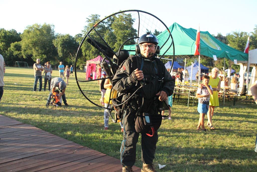 Mieszkańcy gminy Ruja bawią sie na dożynkach w Tyńcu