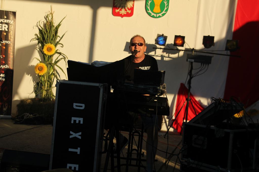 Mieszkańcy gminy Ruja bawią sie na dożynkach w Tyńcu