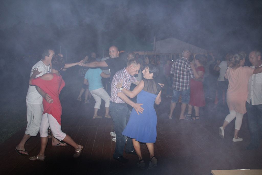 Mieszkańcy gminy Ruja bawią sie na dożynkach w Tyńcu