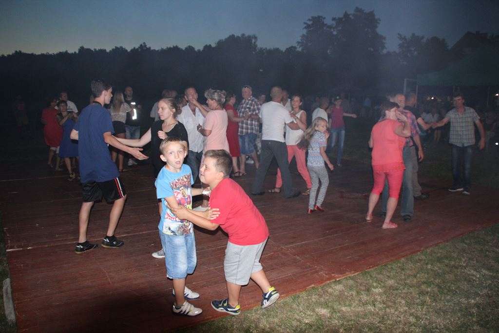 Mieszkańcy gminy Ruja bawią sie na dożynkach w Tyńcu