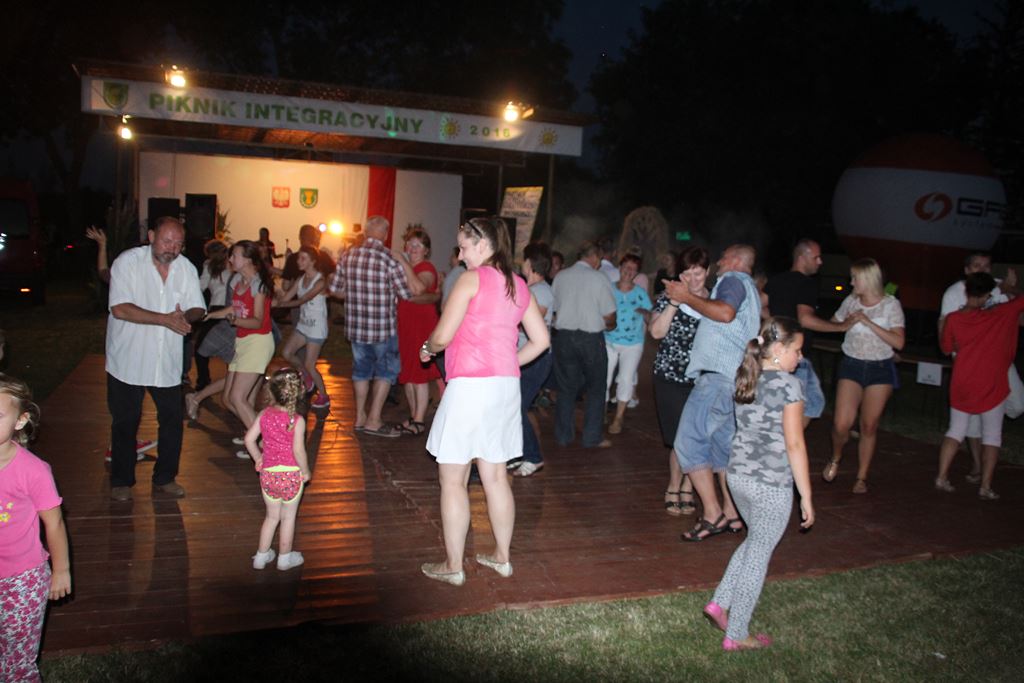 Mieszkańcy gminy Ruja bawią sie na dożynkach w Tyńcu