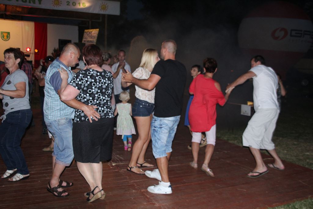 Mieszkańcy gminy Ruja bawią sie na dożynkach w Tyńcu