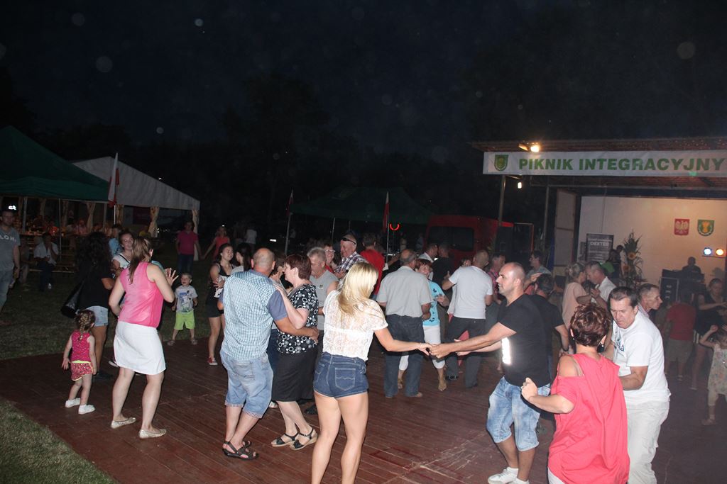 Mieszkańcy gminy Ruja bawią sie na dożynkach w Tyńcu