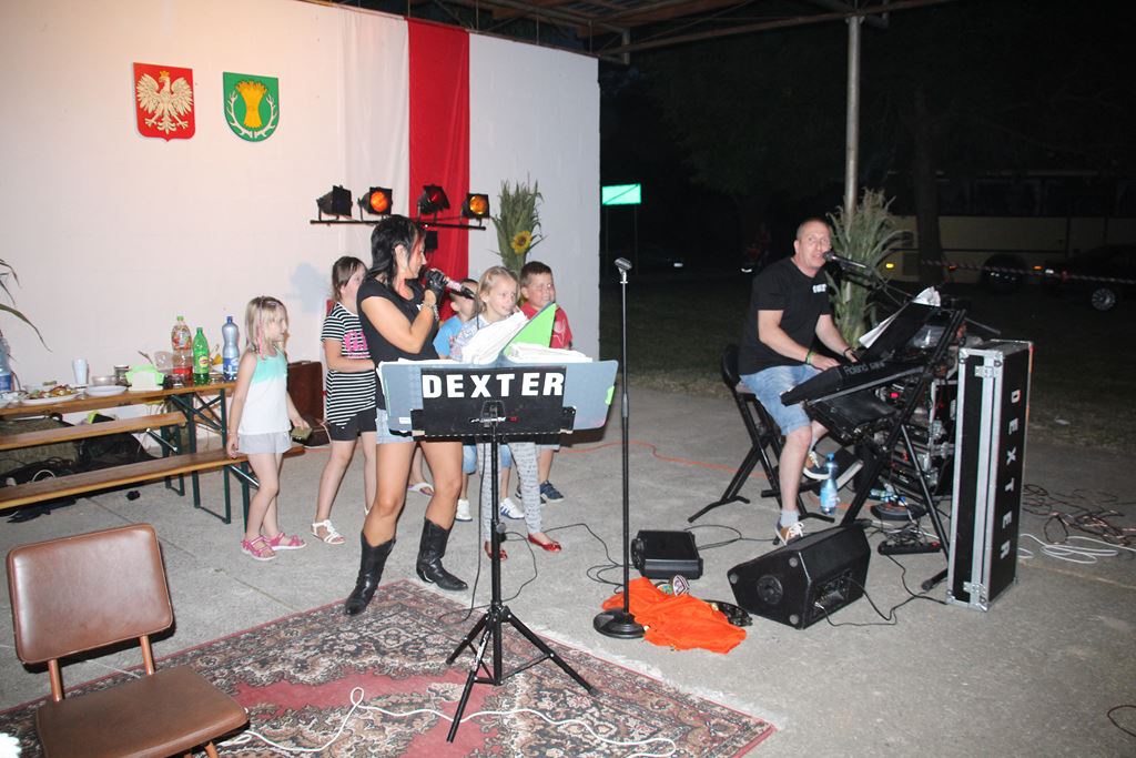 Mieszkańcy gminy Ruja bawią sie na dożynkach w Tyńcu