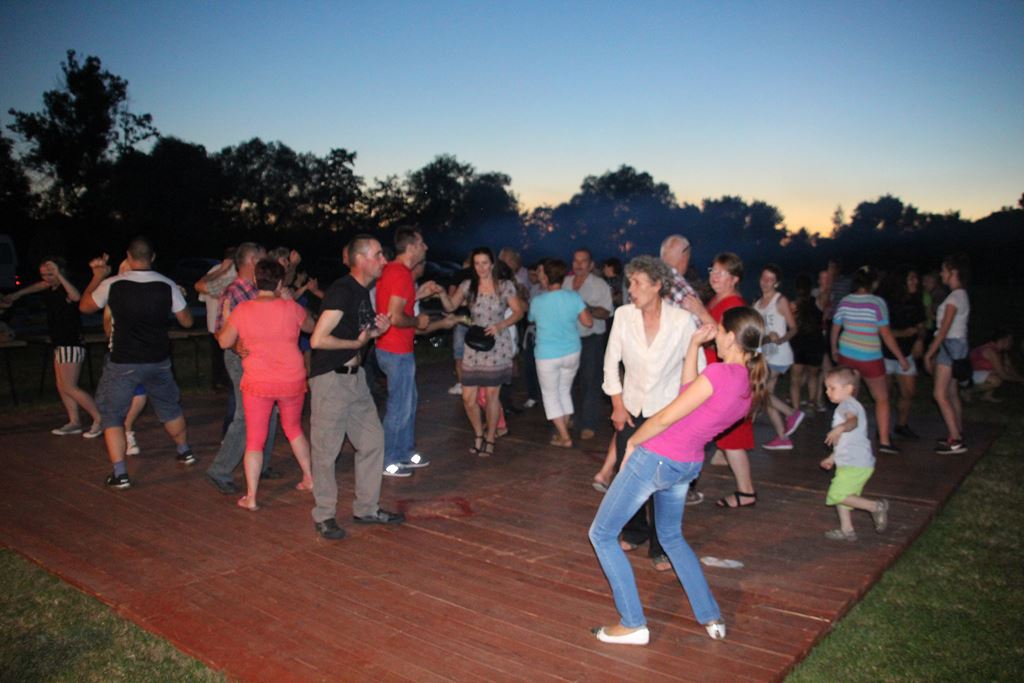 Mieszkańcy gminy Ruja bawią sie na dożynkach w Tyńcu