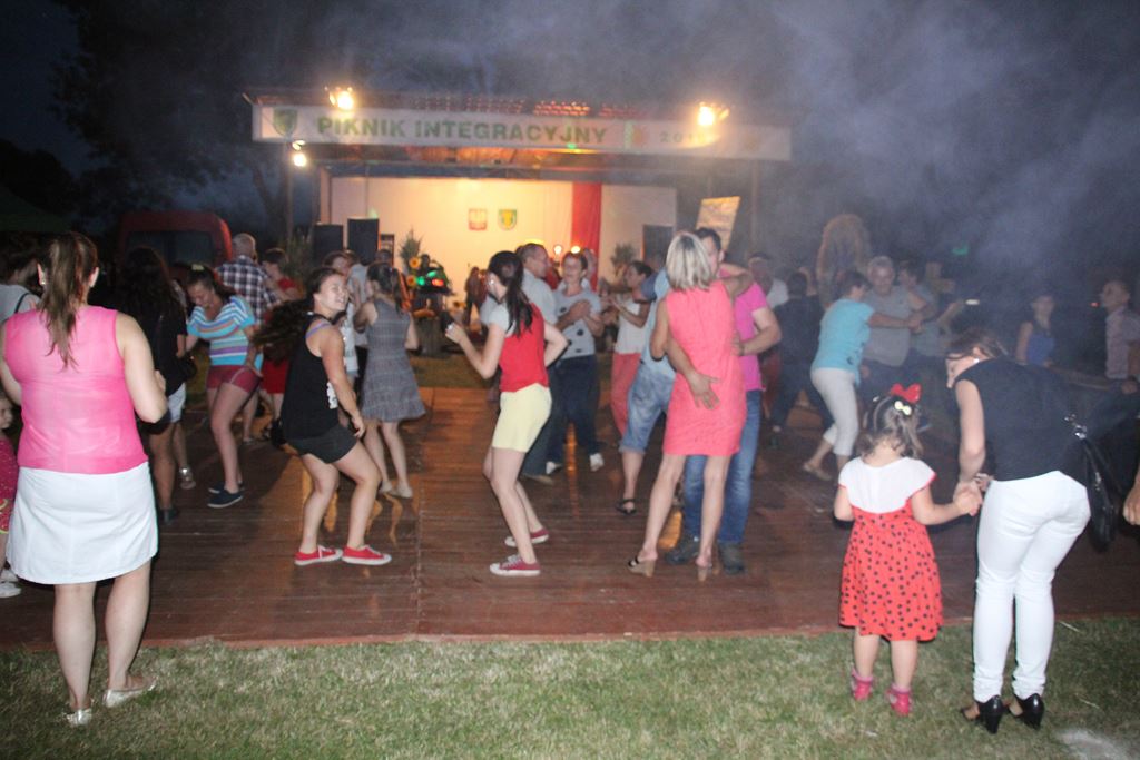 Mieszkańcy gminy Ruja bawią sie na dożynkach w Tyńcu