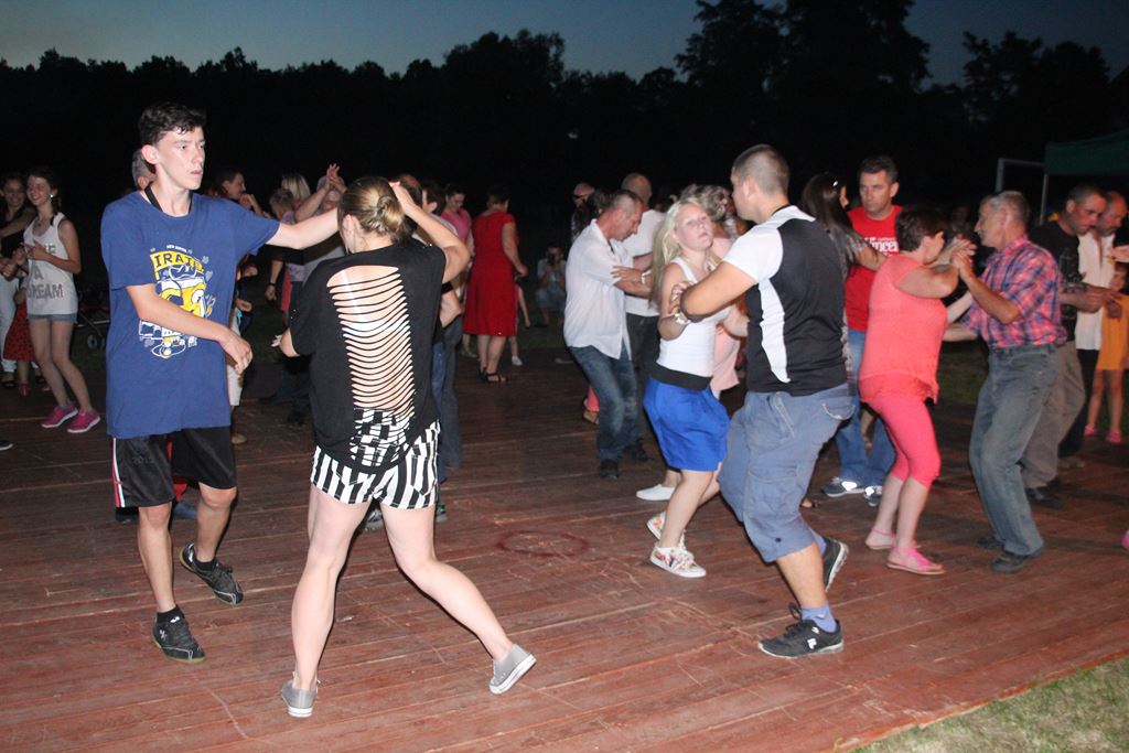 Mieszkańcy gminy Ruja bawią sie na dożynkach w Tyńcu