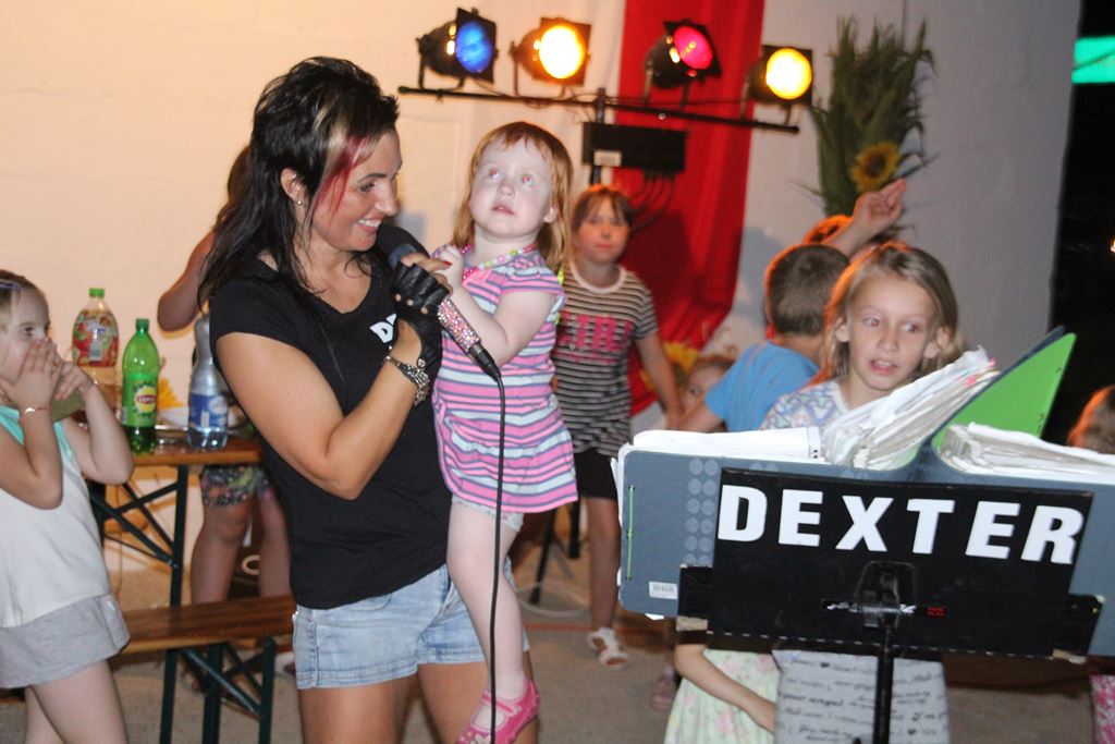 Mieszkańcy gminy Ruja bawią sie na dożynkach w Tyńcu