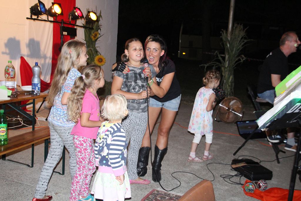 Mieszkańcy gminy Ruja bawią sie na dożynkach w Tyńcu