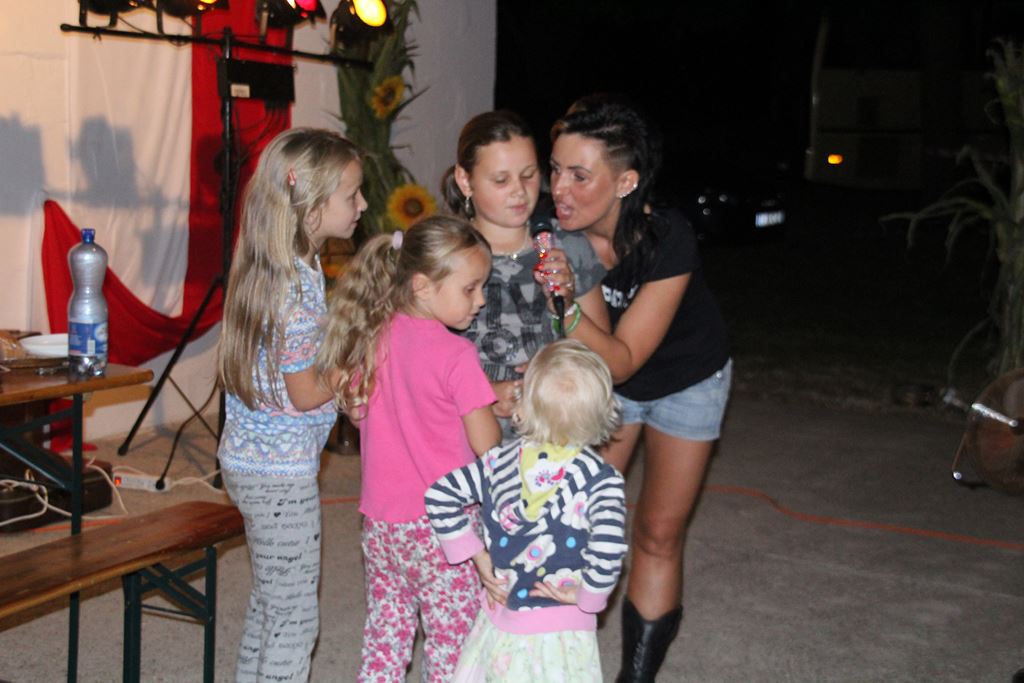 Mieszkańcy gminy Ruja bawią sie na dożynkach w Tyńcu