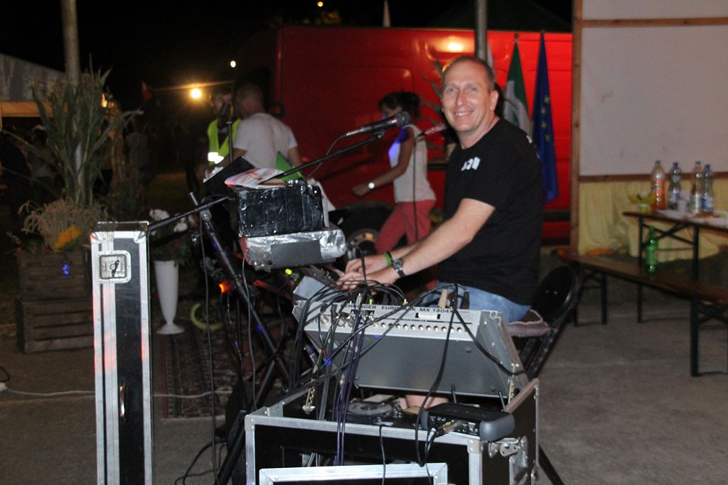 Mieszkańcy gminy Ruja bawią sie na dożynkach w Tyńcu