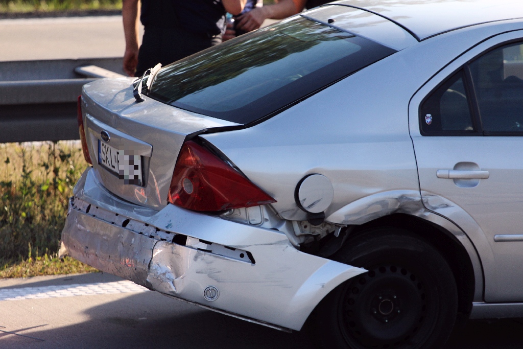Niedzielna kolizja dwóch samochodów  na autostradzie A 4