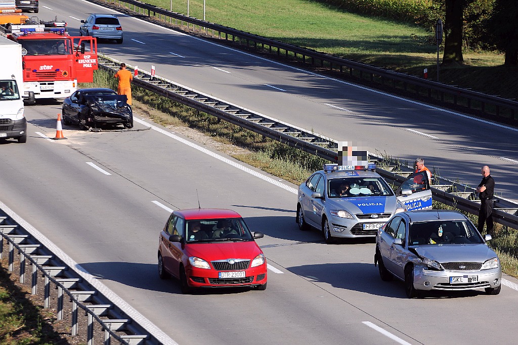 Niedzielna kolizja dwóch samochodów  na autostradzie A 4