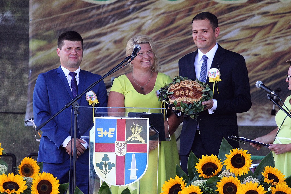 Mieszkańcy gminy Miłkowice celebrują święto doroczne plonów