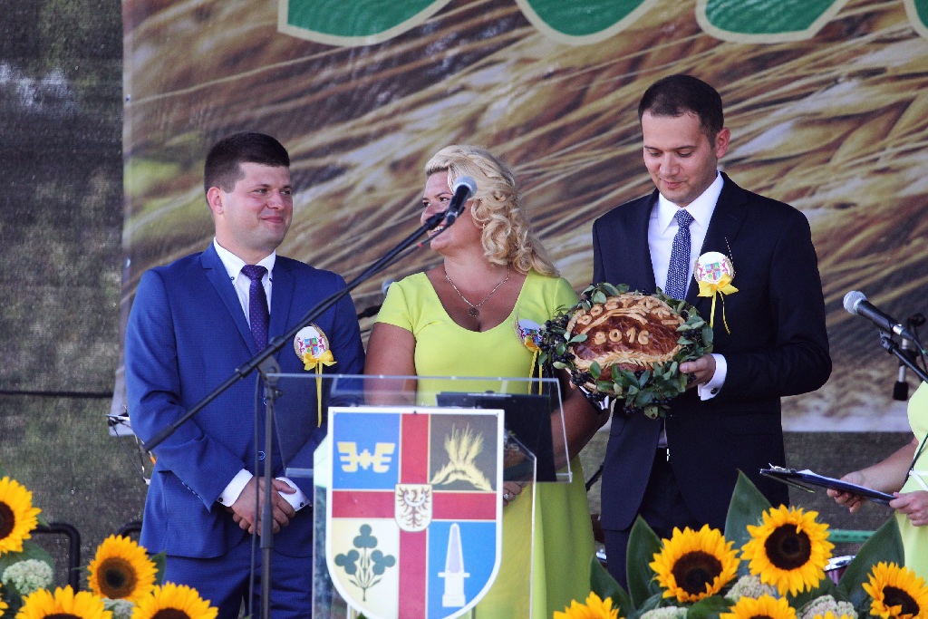 Mieszkańcy gminy Miłkowice celebrują święto doroczne plonów
