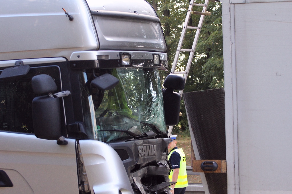 Zderzenie trzech tirów na autostradzie. Objazdy w stronę Legnicy