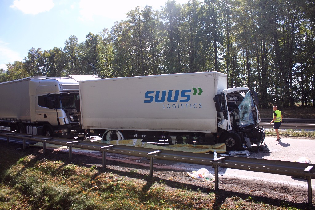 Zderzenie trzech tirów na autostradzie. Objazdy w stronę Legnicy