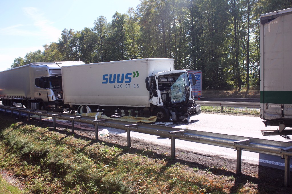 Zderzenie trzech tirów na autostradzie. Objazdy w stronę Legnicy