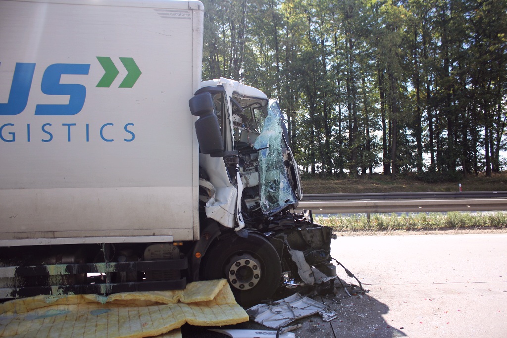 Zderzenie trzech tirów na autostradzie. Objazdy w stronę Legnicy