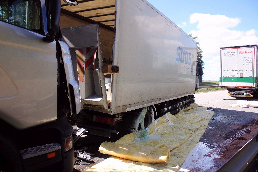 Zderzenie trzech tirów na autostradzie. Objazdy w stronę Legnicy
