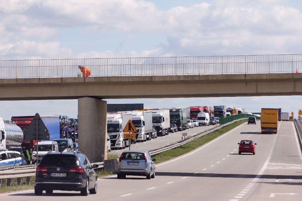Zderzenie trzech tirów na autostradzie. Objazdy w stronę Legnicy