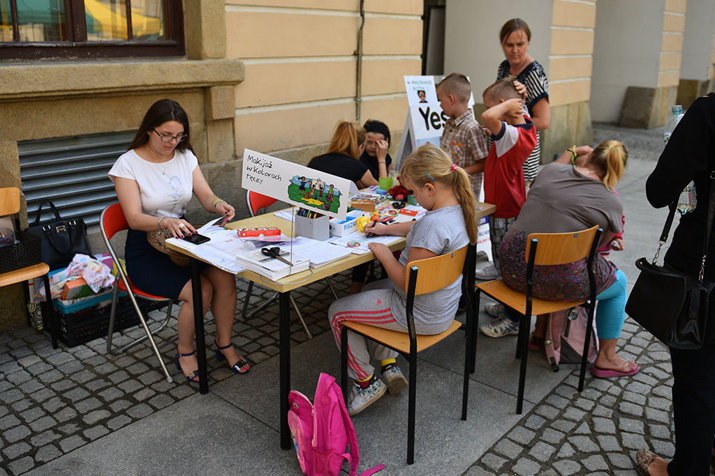 Wielka rodzinna Familiada na dziedzińcu Akademii Rycerskiej