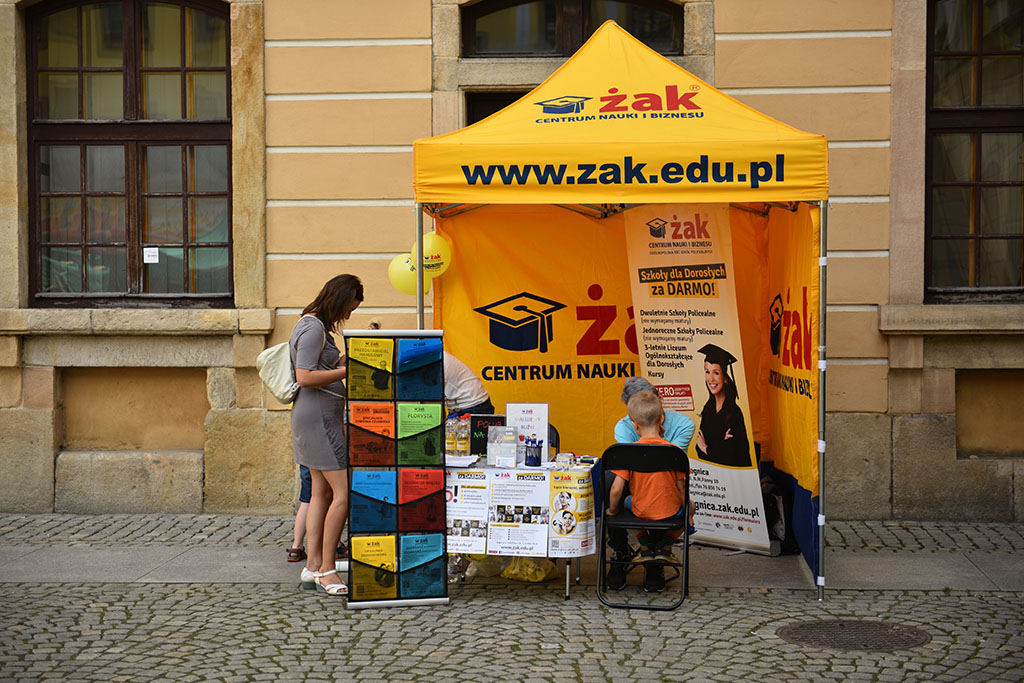 Wielka rodzinna Familiada na dziedzińcu Akademii Rycerskiej