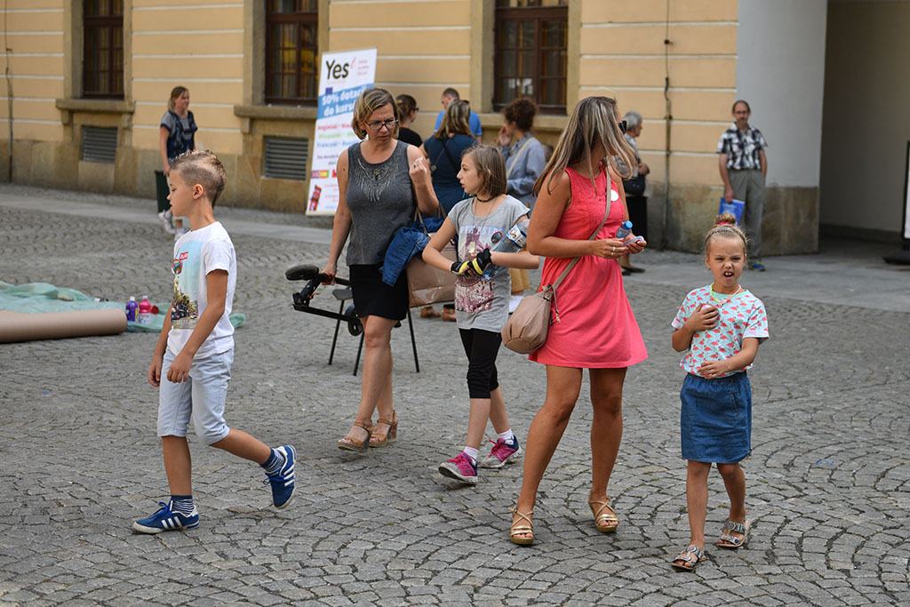 Wielka rodzinna Familiada na dziedzińcu Akademii Rycerskiej