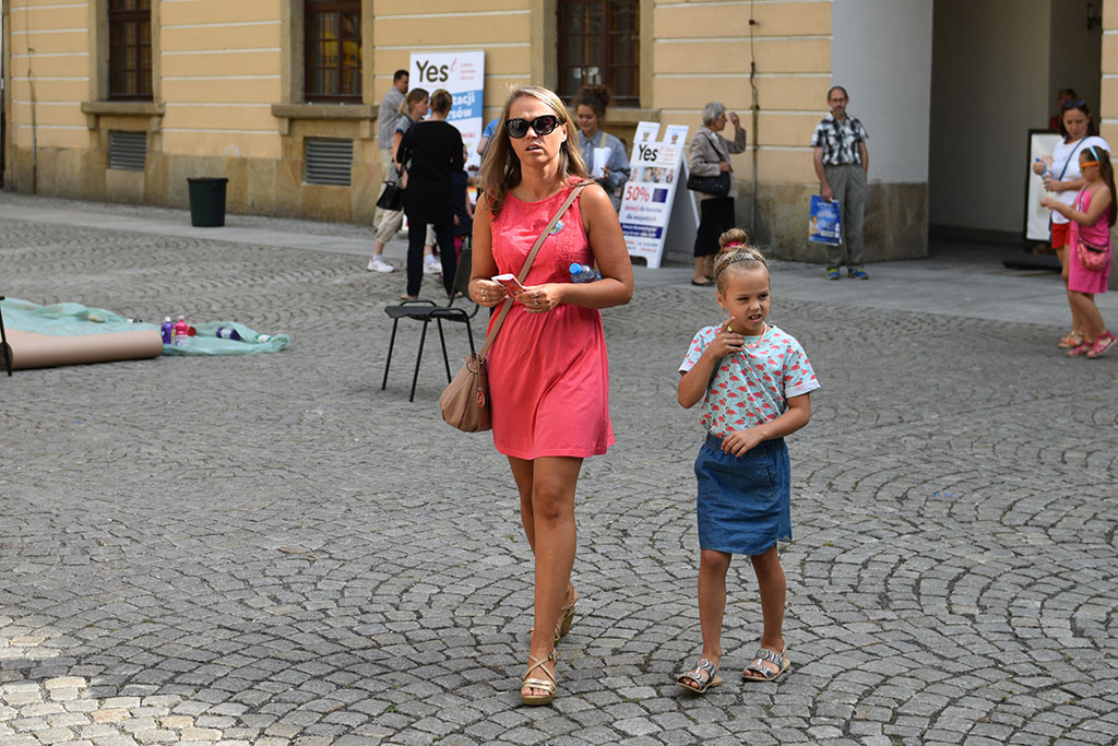 Wielka rodzinna Familiada na dziedzińcu Akademii Rycerskiej
