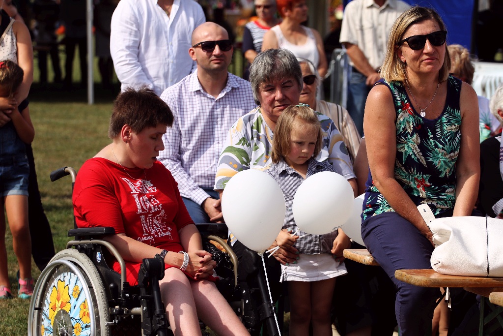 Mieszkańcy gminy Kunice bawią się na dożynkach gminnych