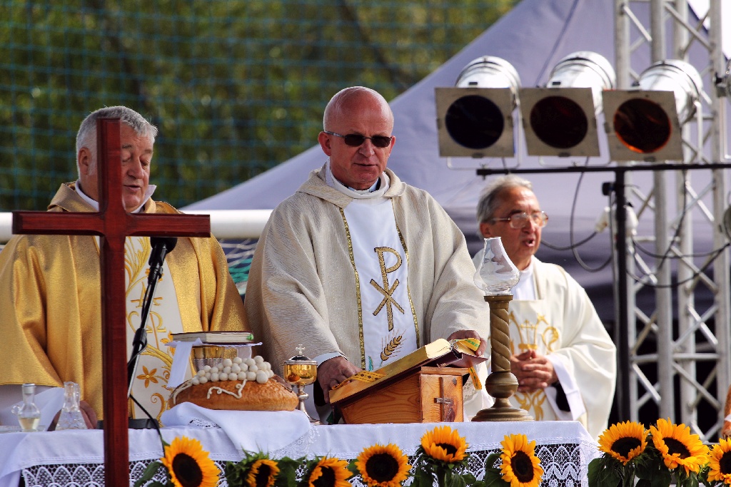 Mieszkańcy gminy Kunice bawią się na dożynkach gminnych
