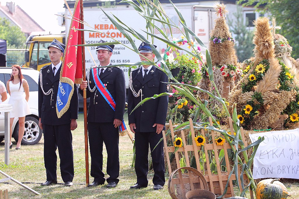 Mieszkańcy gminy Kunice bawią się na dożynkach gminnych