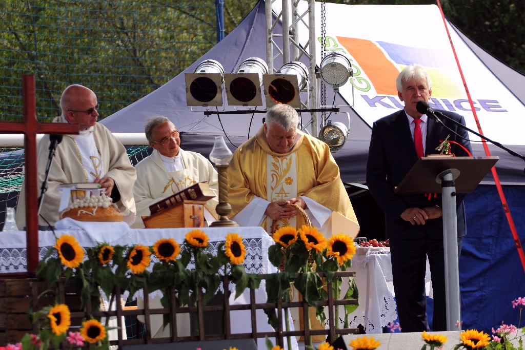 Mieszkańcy gminy Kunice bawią się na dożynkach gminnych