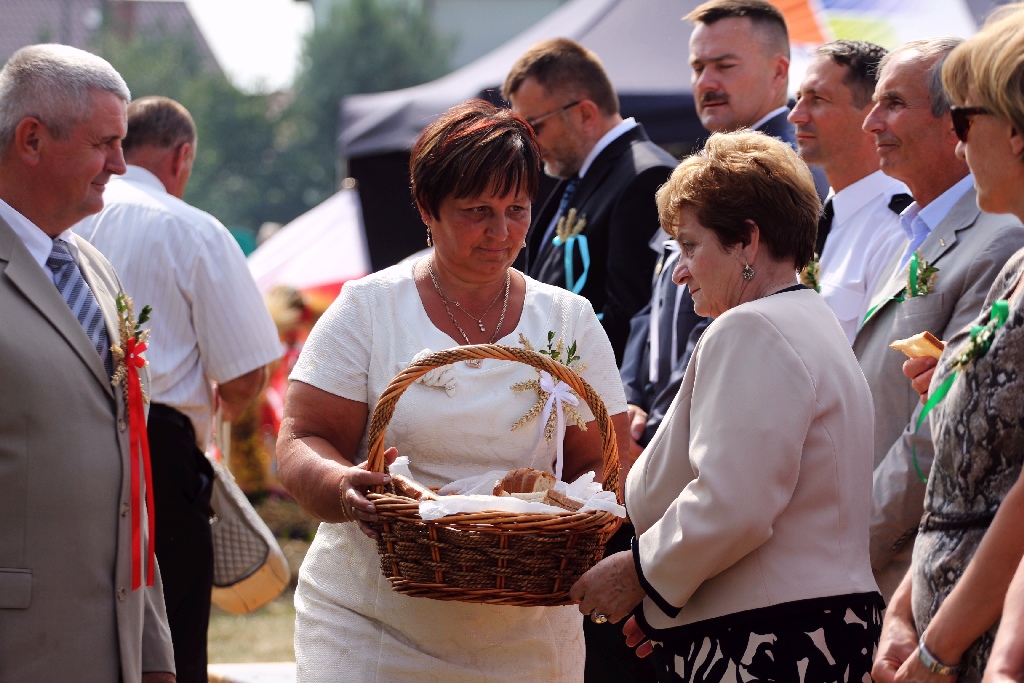 Mieszkańcy gminy Kunice bawią się na dożynkach gminnych